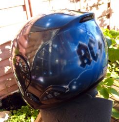 Oberflaechengestaltung Helm mit Airbrush