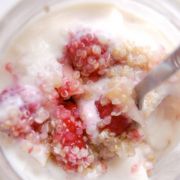 Quinoa-mit-Himbeeren-und-Sojajoghurt